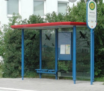 Vorschlag: Weitere Bushaltestellen überdachen, wo immer baulich möglich 